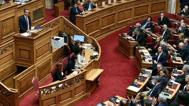Τσίπρας vs Mητσοτάκης: Σύγκρουση στη Βουλή για τα εργασιακά