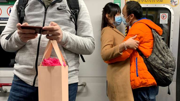 Έρωτας στα χρόνια του κοροναϊού: Με καρδούλες και ...μάσκες [εικόνες]