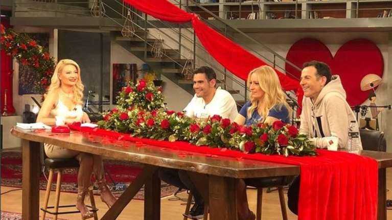 Φουλ στα κόκκινα λουλούδια το πλατό της ερωτευμένης Σκορδά [Εικόνες]