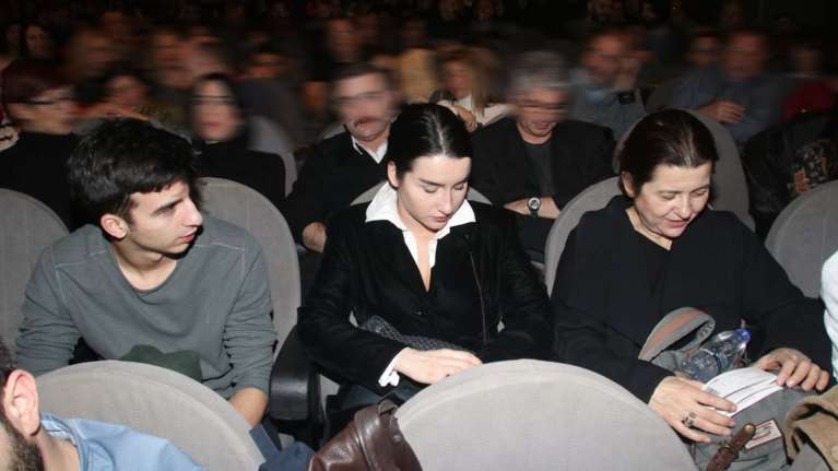 Η σύζυγος και τα παιδιά Μικρούτσικου στον Β. Παπακωνσταντίνου [εικόνες]