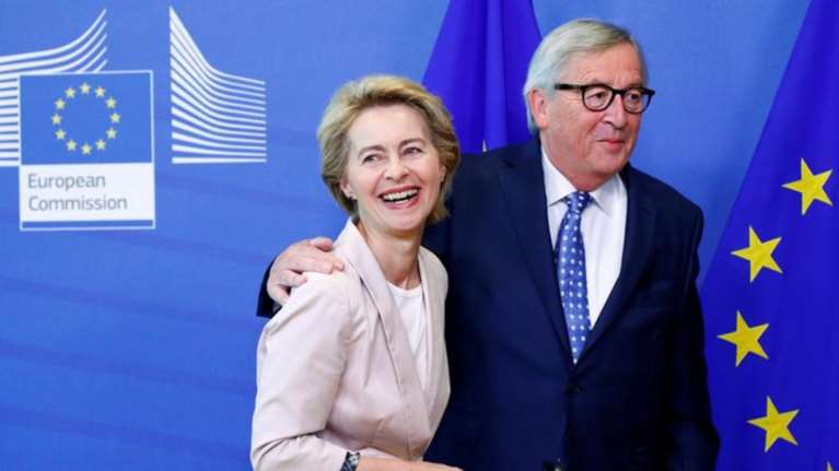 Γιούνκερ: Η Φον ντερ Λάιεν κι εγώ είμαστε σαν τους 2 Πάπες