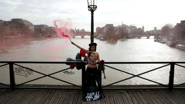 Αγ. Βαλεντίνος: Femen αλυσοδέθηκαν στο Παρίσι για τις γυναικοκτονίες