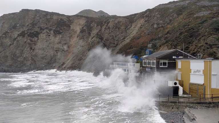 Φονικός ο «Ντένις»: Δύο νεκροί από την κακοκαιρία στη Βρετανία [βίντεο]