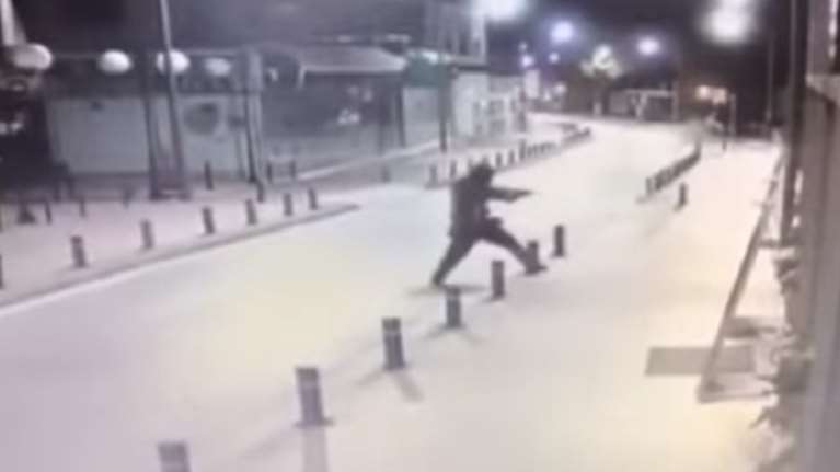 «Γάζωσαν» καφετέρια στην Κύπρο - Τέσσερις τραυματίες η μία Ελληνίδα [vid]