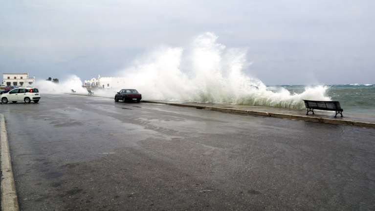 Βροχές, θερμοκρασία ως 19 βαθμούς και 8 μποφόρ στα πελάγη