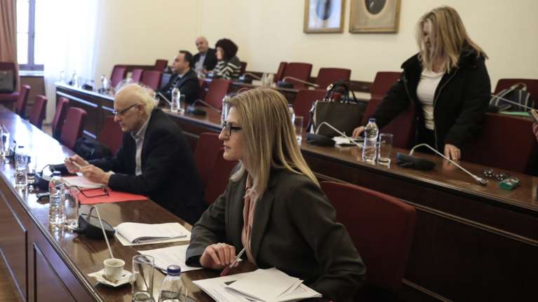 Γιατί επιμένει ο ΣΥΡΙΖΑ να καταθέσουν οι μάρτυρες με κουκούλες