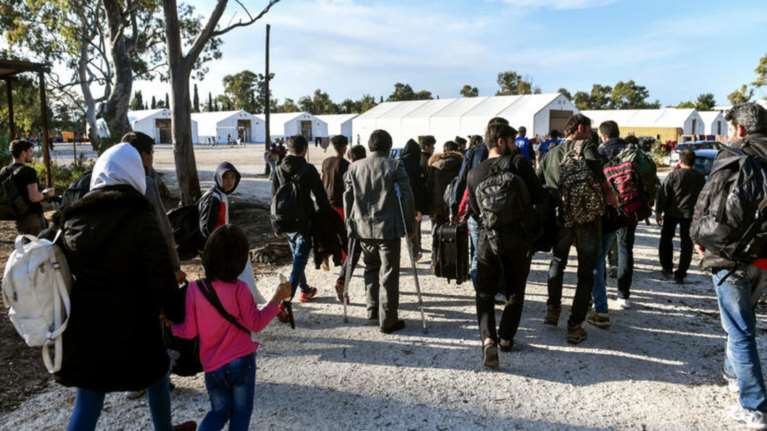 Προσφυγικό: «Ξέχασαν» σε πακέτα βοήθεια 1,5 εκ. ευρώ από τη Γερμανία