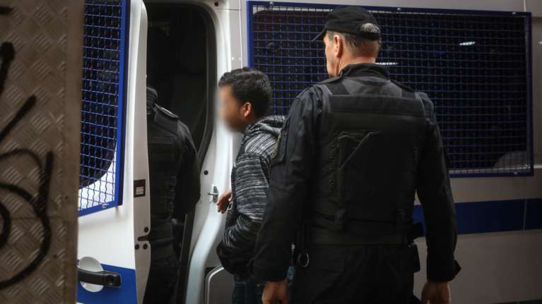 Νέα επιχείρηση στη Μενάνδρου με συλλήψεις και προσαγωγές