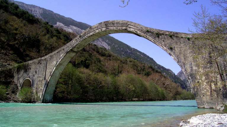 Αποκαταστάθηκε το εμβληματικό μονότοξο γεφύρι της Πλάκας