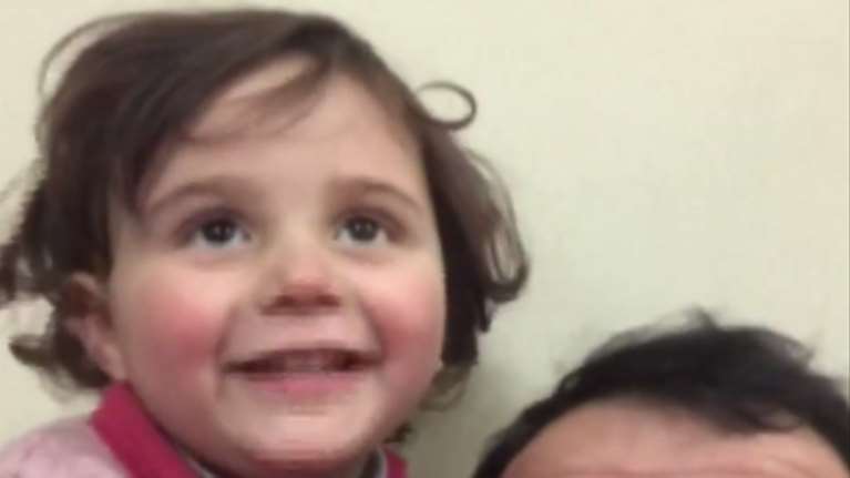 Σύρος έμαθε την κόρη του να γελά όταν πέφτουν βόμβες - Bίντεο