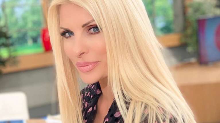 &quot;Κάθε σεζόν και 1 εκατομμύριο ευρώ&quot;: Πανζουρλισμός στο Twitter για την αποχώρηση της Μενεγάκη από την TV