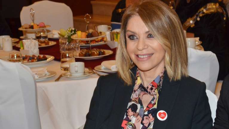 Ανατρεπτική η Έλλη Στάη: Εκανε επίσημη εμφάνιση με sneakers