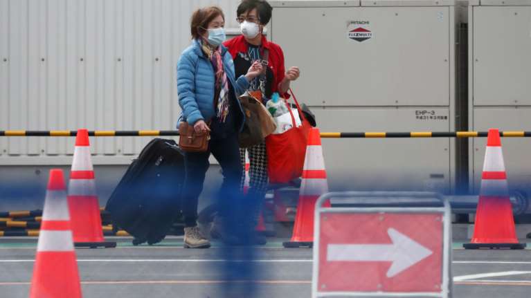 Αποβιβάζονται οι πρώτοι επιβάτες του Diamond Princess