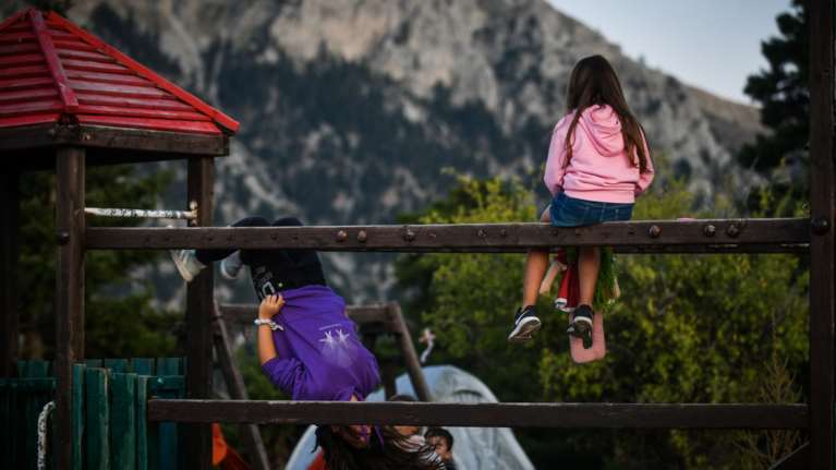 Τα παιδιά βλέπουν έως 30.000 τηλεοπτικές διαφημίσεις ετησίως