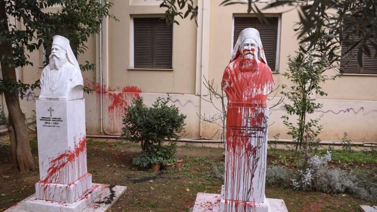 Βανδαλισμοί και μπογιές στη Μητρόπολη Θεσσαλονίκης [εικόνες]