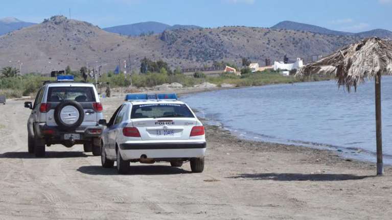 Κάζο για κλέφτες στο Τολό: Έκλεψαν ψυγείο και ...κόλλησαν στην άμμο