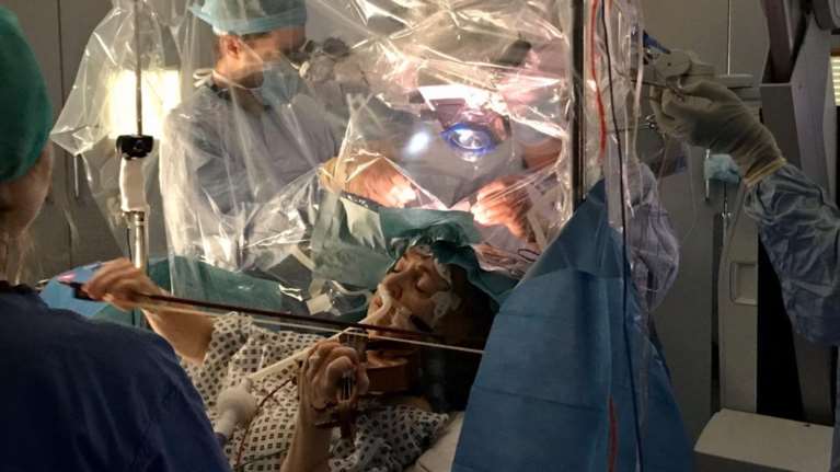 Βρετανία: Ασθενής έπαιζε βιολί την ώρα που τη χειρουργούσαν στον εγκέφαλο