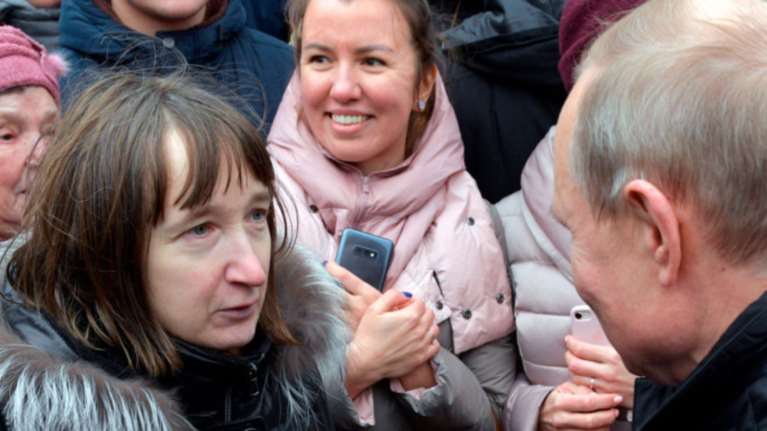 Γυναίκα δυσκόλεψε τον Πούτιν: «Πως μπορείς να ζήσεις με... 160€ το μήνα;»