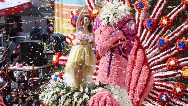 Πάτρα: Μητέρα τριών παιδιών η «βασίλισσα» του άνθινου άρματος στο καρναβάλι