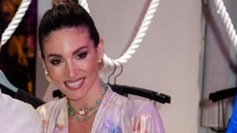 Αθηνά Οικονομάκου: Το ρομαντικό party dress με το βαθύ ντεκολτέ που συνδύασε με mini pearl bag