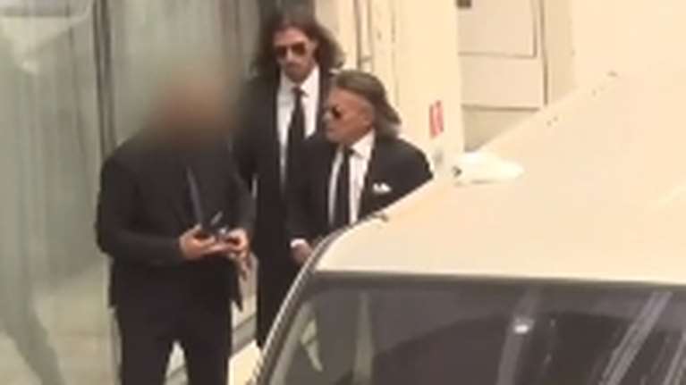 Κηδεία εφοπλιστή: Υποβασταζόμενη από τον Ψινάκη η κουνιάδα του - Σε ποιον άφησε ο 63χρονος τις μετοχές του [βίντεο]