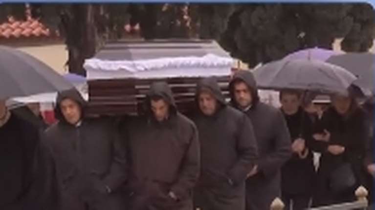 Αγία Βαρβάρα: Τελευταίο αντίο στον γιατρό που σκότωσε ο πεθερός του - Υποβασταζόμενη η σύζυγός του [βίντεο]