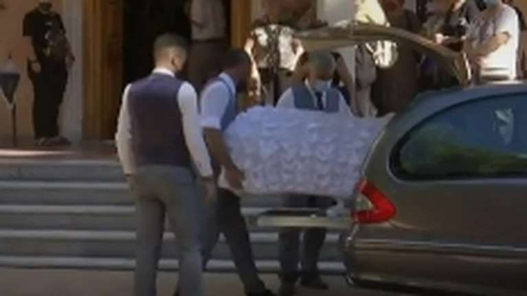 Άγιοι Θεόδωροι: Κηδεύτηκε το πρώην μοντέλο που βρέθηκε νεκρό στο σπίτι του - Γιατί απουσίαζε η μητέρα της