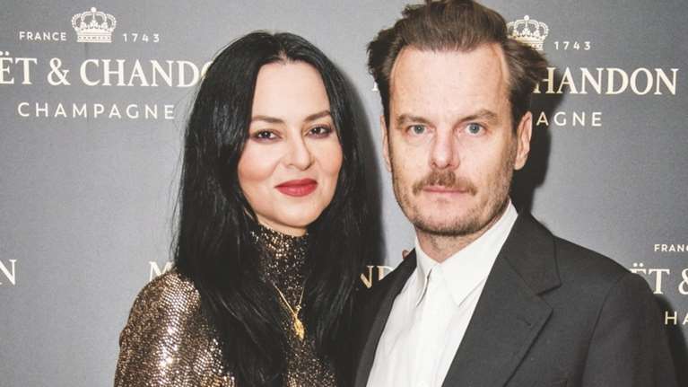 Ζενεβιέβ Μαζαρί: Το ολόχρυσο jumsuit που συνδύασε ολόσωστα με 70&#39;s μποτάκια και ο γοητευτικός σύζυγός της