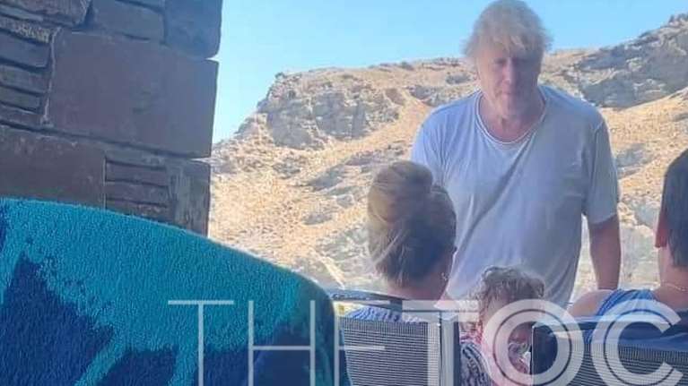 Ανέμελος στην Κάρυστο ο Μπόρις Τζόνσον - Κάνει διακοπές ενώ μαζεύουν με φορτηγά το γραφείο του [εικόνες - βίντεο]