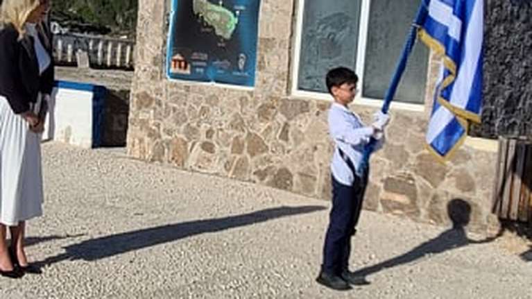 Υπερηφάνεια και συγκίνηση για τον 9χρονο Τάσο - Παρέλασε μόνος του στο Μαθράκι [εικόνα]