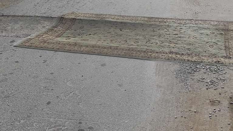 Απίστευτο: Στην Αλεξανδρούπολη κάλυψαν λακκούβες στο δρόμο με... χαλί [Εικόνα]