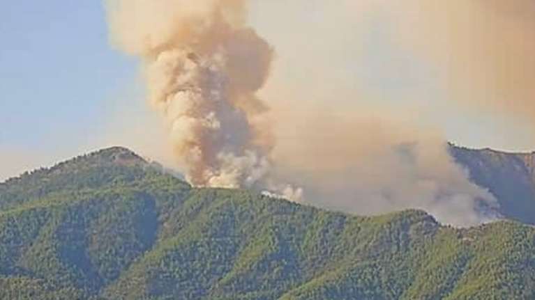 Μάχη με την φωτιά στη Θάσο: Μήνυμα του 112 για εκκένωση στα Κοίνυρα [εικόνες-βίντεο]