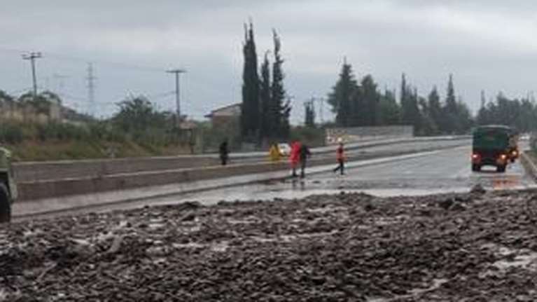 Κακοκαιρία Elias: Κατολίσθηση στην εθνική οδό Αθηνών - Πατρών, μεγάλη ταλαιπωρία για τους οδηγούς - Χαλαζόπτωση στην Αχαΐα