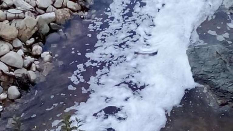 Συναγερμός σε Ιωάννινα και Θεσπρωτία: Γέμισε αφρούς ο ποταμός Τύριας - Από νταλίκα που μετέφερε υλικά για σαπούνια [εικόνες]