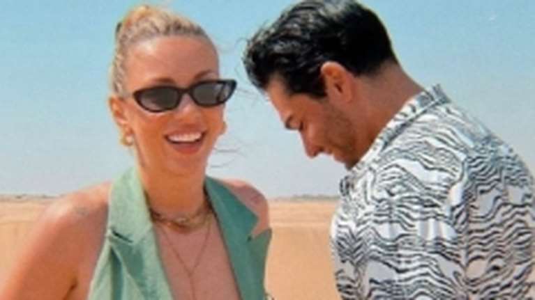 Η Γαρυφαλλιά Καληφώνη ποζάρει στην αγκαλιά του Χρήστου Μάστορα - Η τρυφερή φωτογραφία που δημοσίευσε