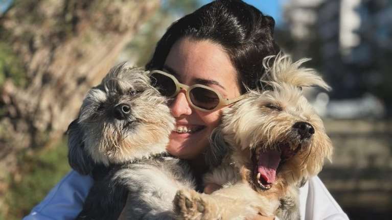 Κύθνος: Η Έλλη, με τον Λόλεκ και τη Λένα, βγήκαν βόλτα - Για τη σκυλίτσα ήταν η τελευταία, ο Λόλεκ τυλιγμένος στον πόνο -  &quot;Δώστε της Xanax&quot;