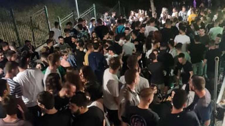 Πάτρα: Νέα κορονοπάρτι στη Γεροκωστοπούλου μετά το κλείσιμο των μαγαζιών - Δίπλα στο αστυνομικό τμήμα