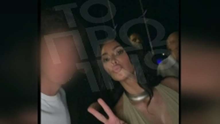 Στις Σπέτσες η οικογένεια Καρντάσιαν με υπερπολυτελή θαλαμηγό - Έφαγαν μαζί με τον Τζεφ Μπέζος και τη σύντροφό του [βίντεο]