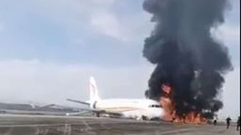 Κίνα: Πανικός με αεροπλάνο που τυλίχθηκε στις φλόγες - 40 τραυματίες [βίντεο]
