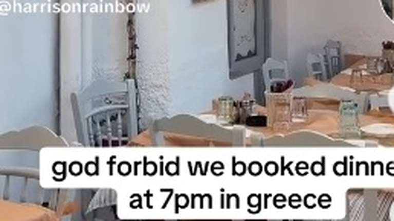 Viral βίντεο: Τουρίστες αναρωτιούνται γιατί οι ταβέρνες στην Ελλάδα είναι άδειες στις επτά το απόγευμα
