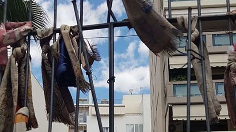 Φάληρο: Άγνωστοι βεβήλωσαν το μνημείο για τα θύματα της Θύρας 7 στο γήπεδο Καραϊσκάκη [Βίντεο]