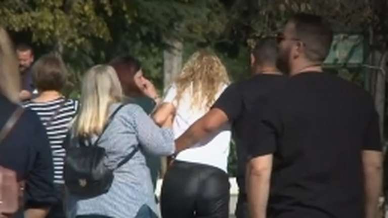 Βόλος: Απαρηγόρητοι οι γονείς στην κηδεία του βρέφους που το παρέσυρε μηχανή -Με τα αγαπημένα του παιχνίδια στο φέρετρο