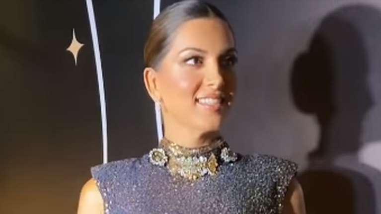 Σταματίνα Τσιμτσιλή: Η ατυχής ενδυματολογική επιλογή στα καλλιστεία - Το μάξι μεταλλιζέ φόρεμα