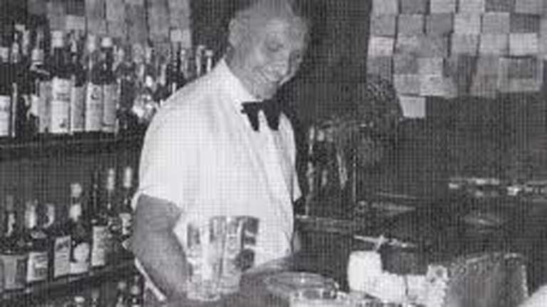 Πέθανε ο Φώτης Κρικζώνης: Ο παλαιότερος Ελληνας μπάρμαν και δημιουργός του θρυλικού μπαρ &quot;17&quot;