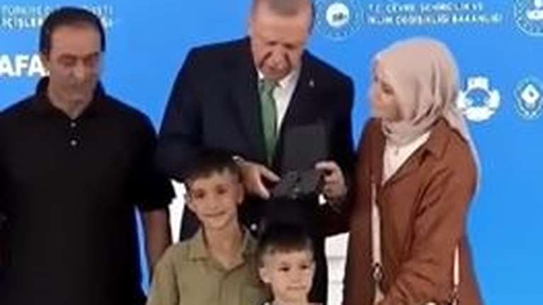 Τουρκία: Ο Ερντογάν χαστουκίζει μικρό αγοράκι επειδή δεν του φίλησε το χέρι {Βίντεο]
