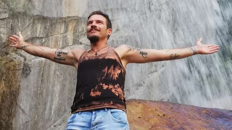 Αγιοι Ανάργυροι: Ο 39χρονος συστηνόταν στους διαδικτυακούς του φίλους ως... ένας μικρός θεός - Το αινιγματικό τατουάζ