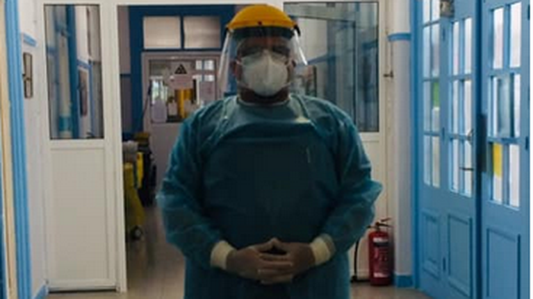 Μήνυμα-σοκ γιατρού από το Τζάνειο στους αρνητές της μάσκας: Ο κορονοϊός κάνει τα πνευμόνια να μοιάζουν με ελβετικό τυρί