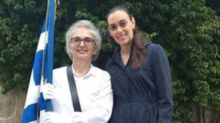 Σημαιοφόρος ετών 59 στην Κρήτη - Πήρε σύνταξη και επέστρεψε στα θρανία [εικόνες]