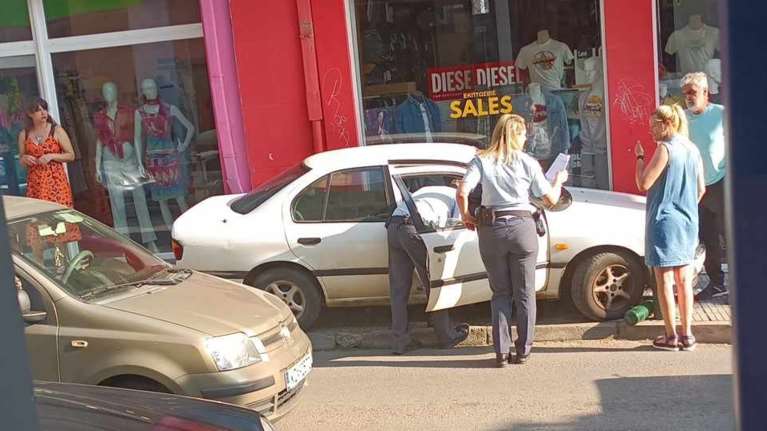 Τραγωδία στην Κοζάνη: Νεκρός 54χρονος οδηγός που έπεσε πάνω σε βιτρίνα καταστήματος