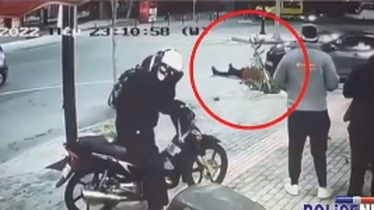 Βίντεο ντοκουμέντο: Τροχαίο σοκ αστυνομικού που εκσφενδονίζεται δέκα μέτρα και καρφώνεται σε ΙΧ